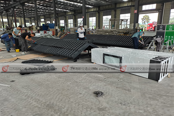 <strong><font color='460BBD'>復(fù)古式候車亭更具特色，營造良好的城市效果</font></strong>