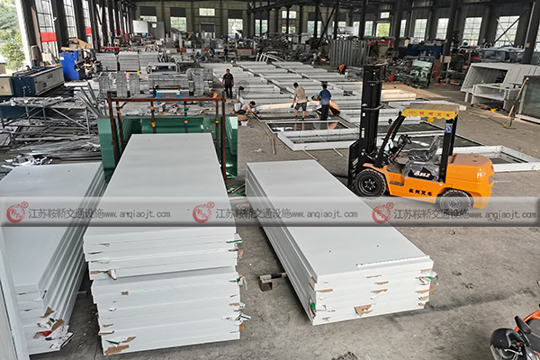 <strong>候車亭制造商哪個(gè)好？怎么判斷候車亭這個(gè)廠家好不好？</strong>