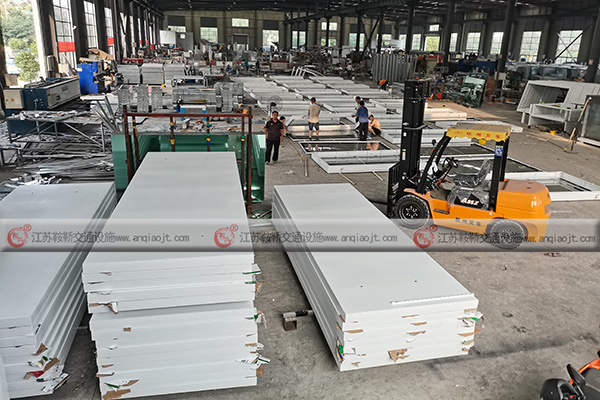 <strong>公交候車亭制作廠家哪個(gè)好？候車亭可以定制嗎？</strong>