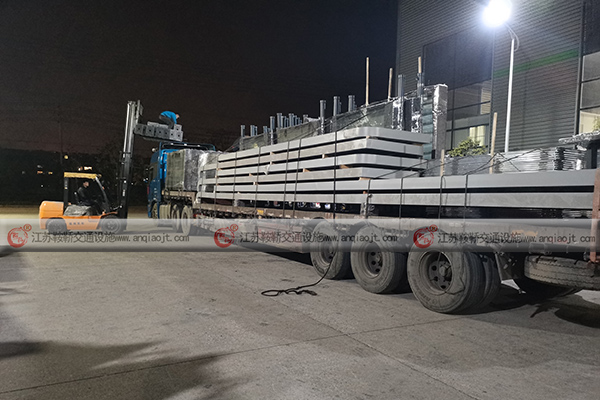 宿遷候車(chē)亭作為全國(guó)候車(chē)亭制造基地