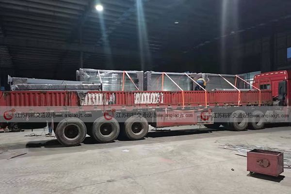 <strong>公交候車亭凳子怎么設(shè)計(jì)？在生產(chǎn)廠家定制公交候車亭好處有哪些？</strong>